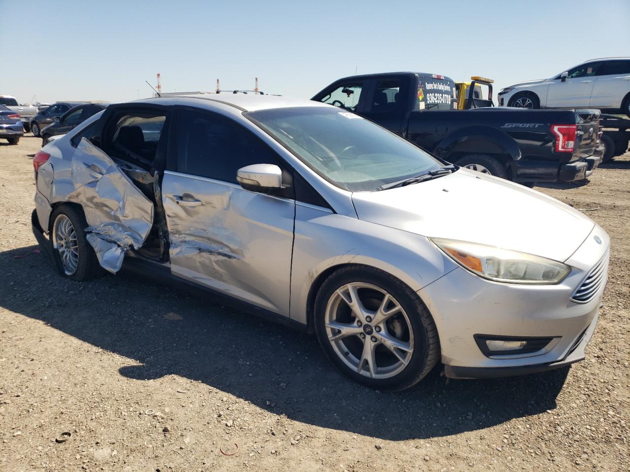 2015 Ford Focus VIN 1FADP3J2XFL334046 Copart auction photo, side / minor dent/scratches damage thumbnail 4