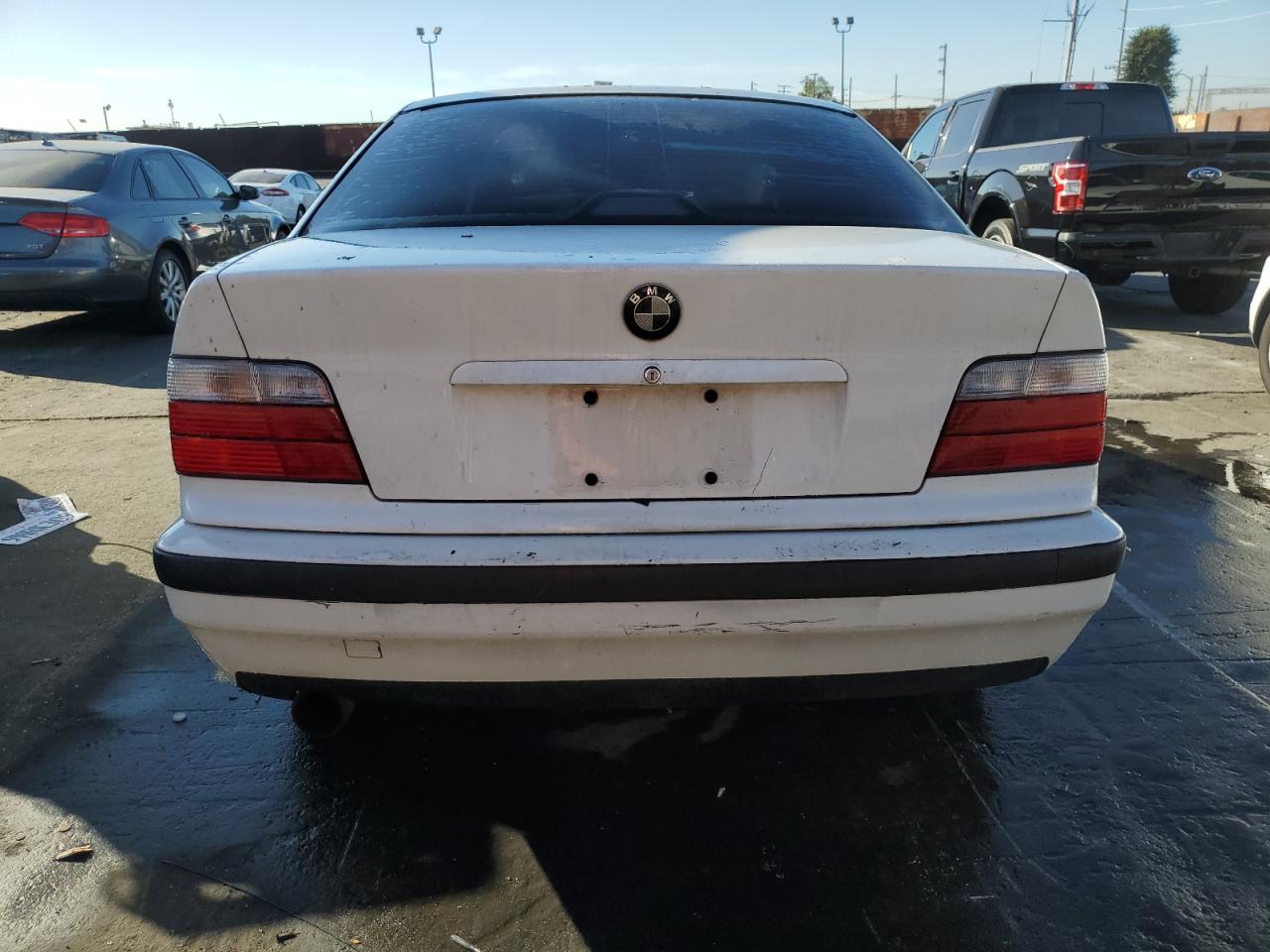 1993 BMW 3er VIN WBACA5315PFG04503 Copart auction photo, front end / minor dent/scratches damage thumbnail 6