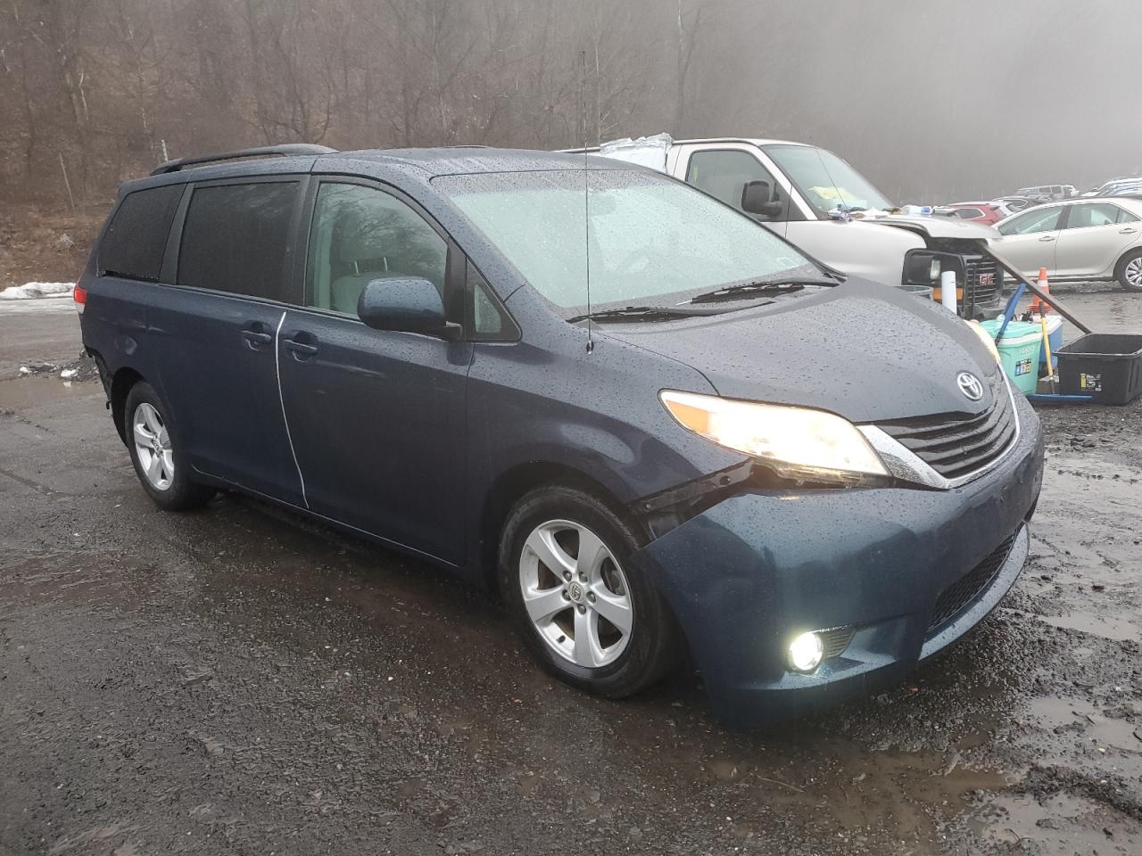 2011 Toyota Sienna VIN 5TDKK3DC8BS030808 Copart auction photo, rear end damage thumbnail 4