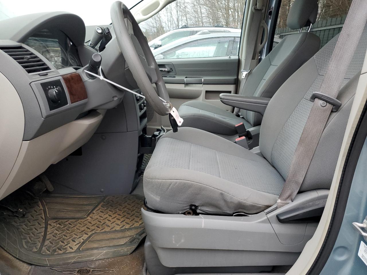 2010 Chrysler Town & Country VIN 2A4RR2D15AR400293 Copart auction photo, front end / minor dent/scratches damage thumbnail 7