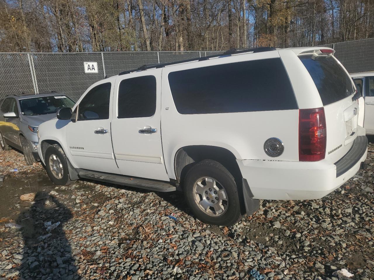 2010 Chevrolet Suburban VIN 1GNUKJE33AR257338 Copart auction photo, vandalism / minor dent/scratches damage thumbnail 2