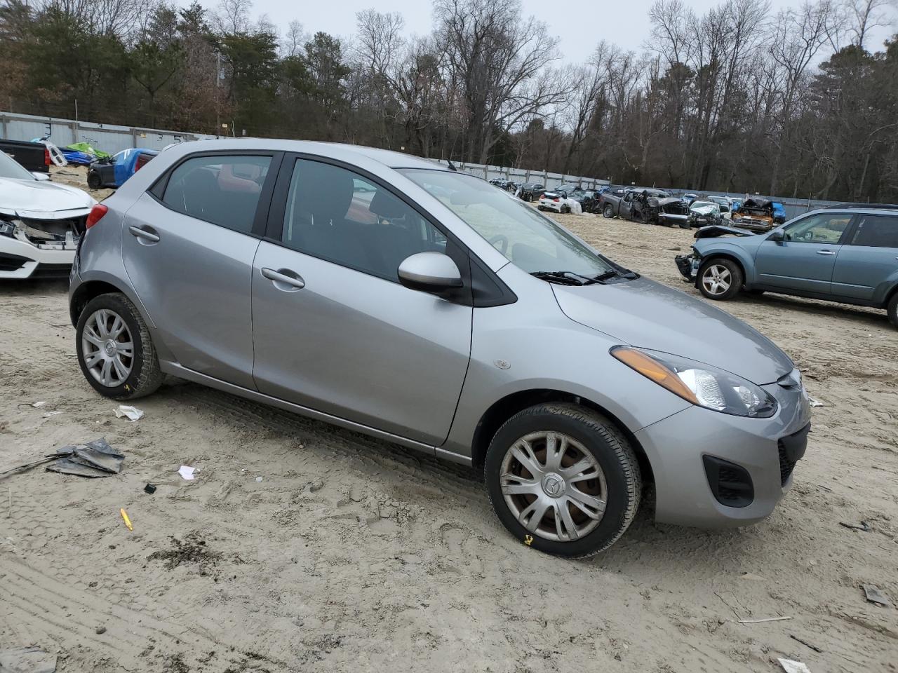 2011 Mazda 2 VIN JM1DE1HZ6B0130251 Copart auction photo, rear end / minor dent/scratches damage thumbnail 4