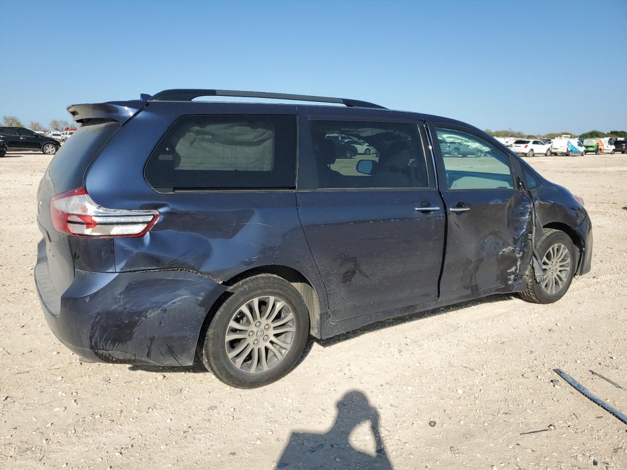 2019 Toyota Sienna VIN 5TDYZ3DC5KS016970 Copart auction photo, all over damage thumbnail 3