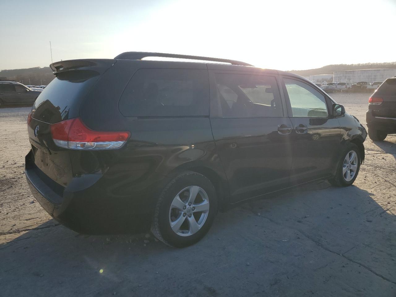 2014 Toyota Sienna VIN 5TDKK3DC7ES486089 Copart auction photo, front end / minor dent/scratches damage thumbnail 3