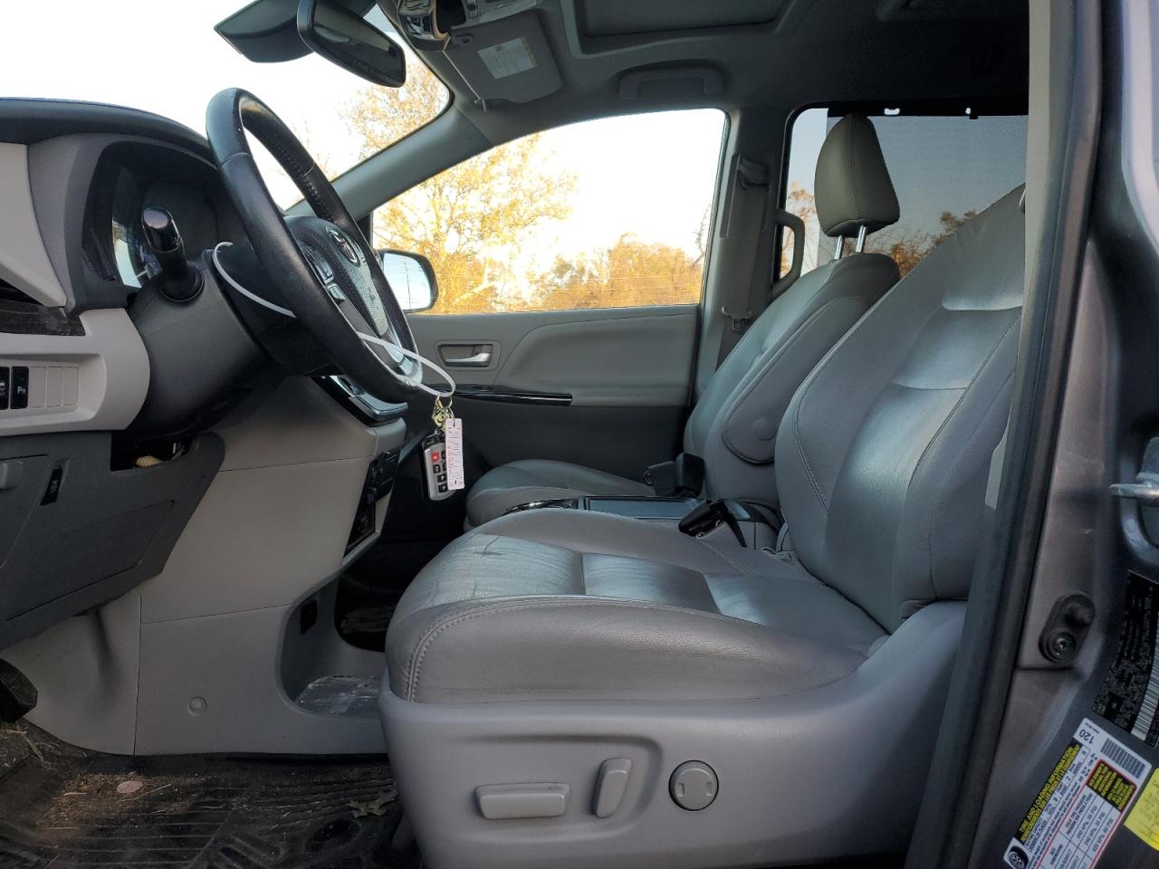 2018 Toyota Sienna VIN 5TDYZ3DC9JS943145 Copart auction photo, front end / side damage thumbnail 7