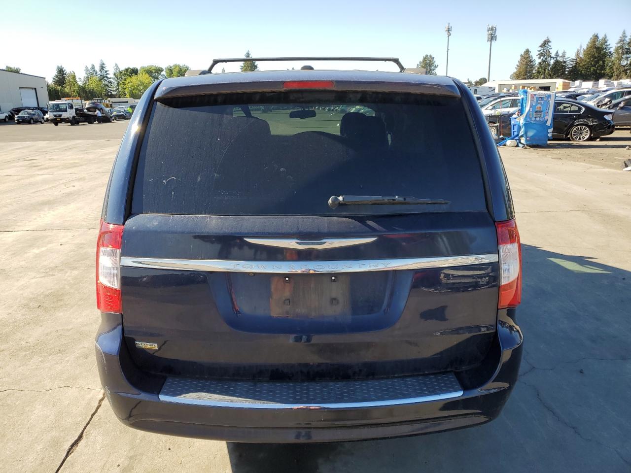 2013 Chrysler Town & Country VIN 2C4RC1BG3DR743746 Copart auction photo, front end / side damage thumbnail 6