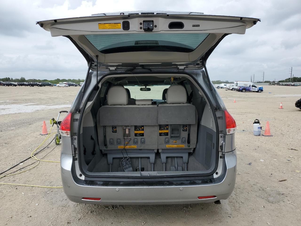 2011 Toyota Sienna VIN 5TDYK3DC1BS048013 Copart auction photo, front end damage thumbnail 6