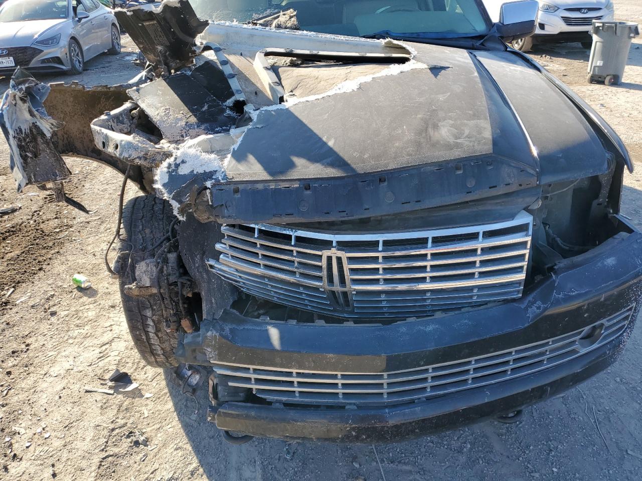 2007 Lincoln Navigator VIN 5LMFU27587LJ07925 Copart auction photo, front end / minor dent/scratches damage thumbnail 13
