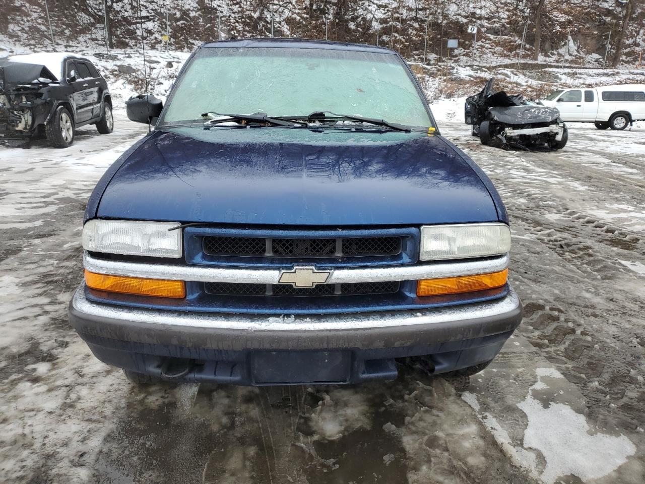 2001 Chevrolet Blazer VIN 1GNDT13W812162843 Copart auction photo, top/roof / rear end damage thumbnail 5