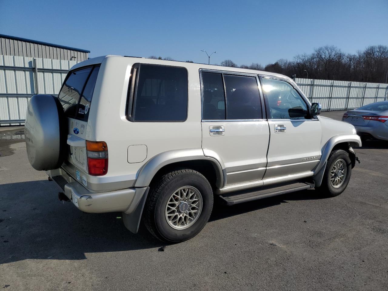 1998 Isuzu Trooper VIN JACDJ58X4W7915462 Copart auction photo, front end / minor dent/scratches damage thumbnail 3