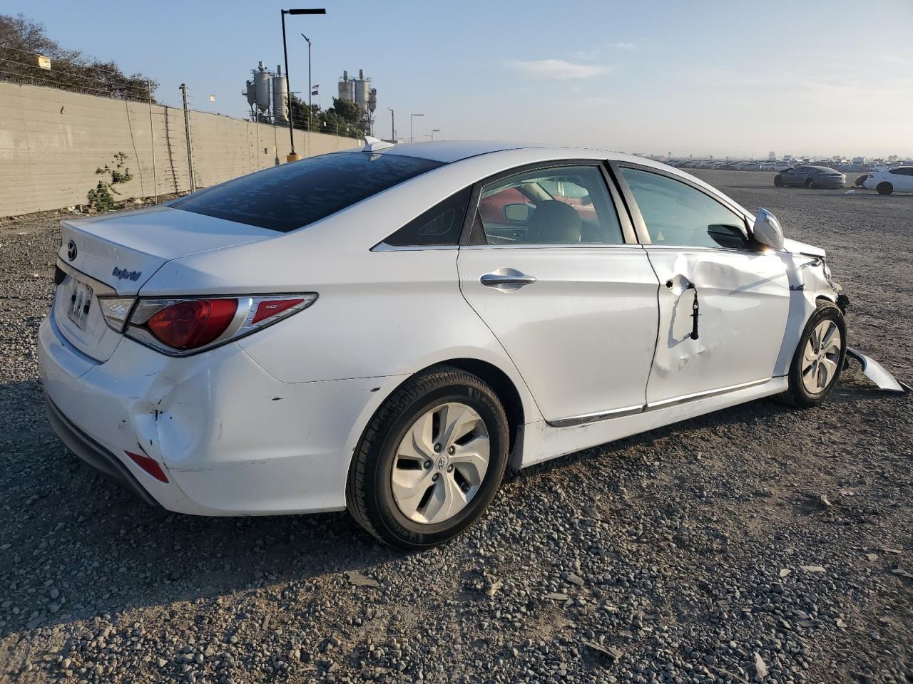 2015 Hyundai Sonata VIN KMHEC4A47FA133584 Copart auction photo, all over damage thumbnail 3