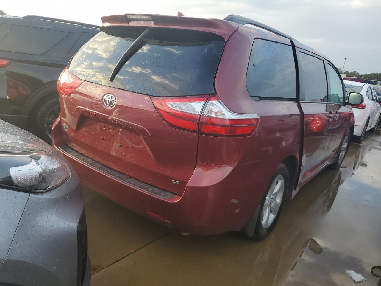 2019 Toyota Sienna VIN 5TDKZ3DC3KS016312 Copart auction photo, water/flood damage thumbnail 3
