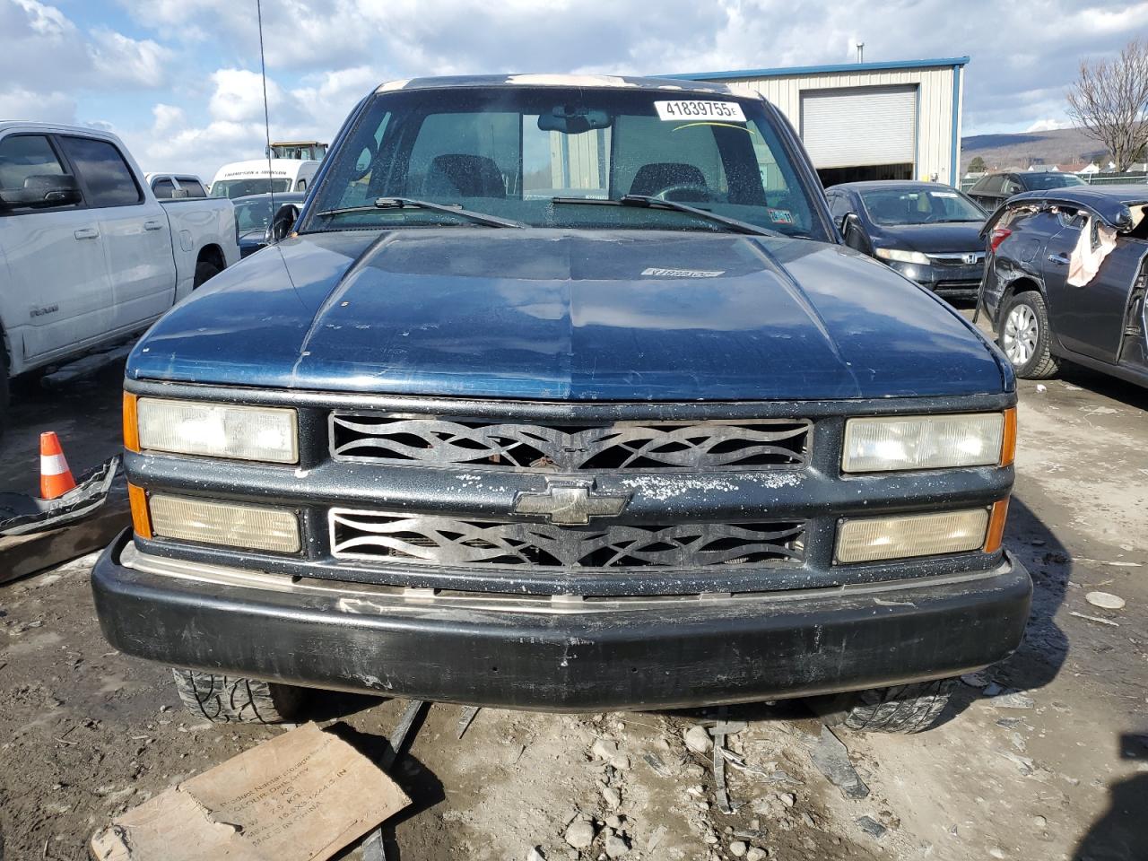 1998 Chevrolet GMT-400 VIN 1GCEK14R3WZ215181 Copart auction photo, rear end damage thumbnail 5