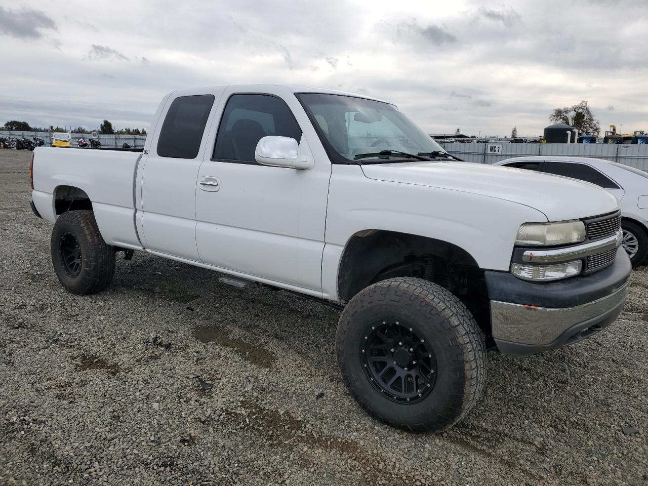 2000 Chevrolet Silverado VIN 2GCEK19T0Y1374238 Copart auction photo, front end damage thumbnail 4