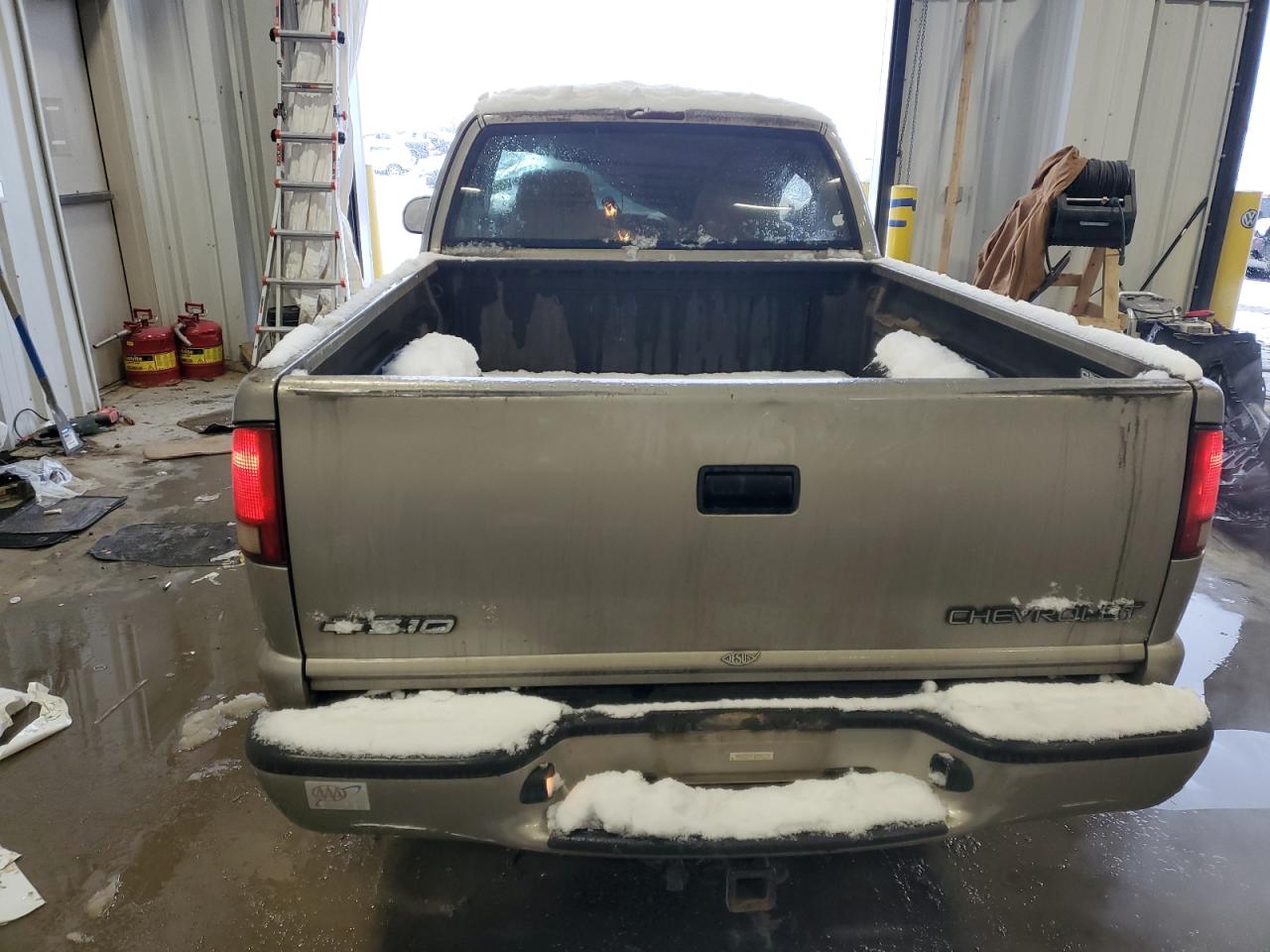 2001 Chevrolet S-10 Pickup VIN 1GCCS19W718182481 Copart auction photo, all over damage thumbnail 6