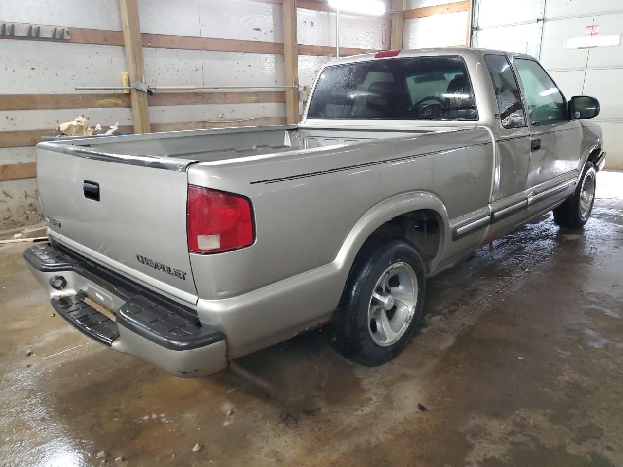 2001 Chevrolet S-10 Pickup VIN 1GCCS195318188186 Copart auction photo, front end / side damage thumbnail 3