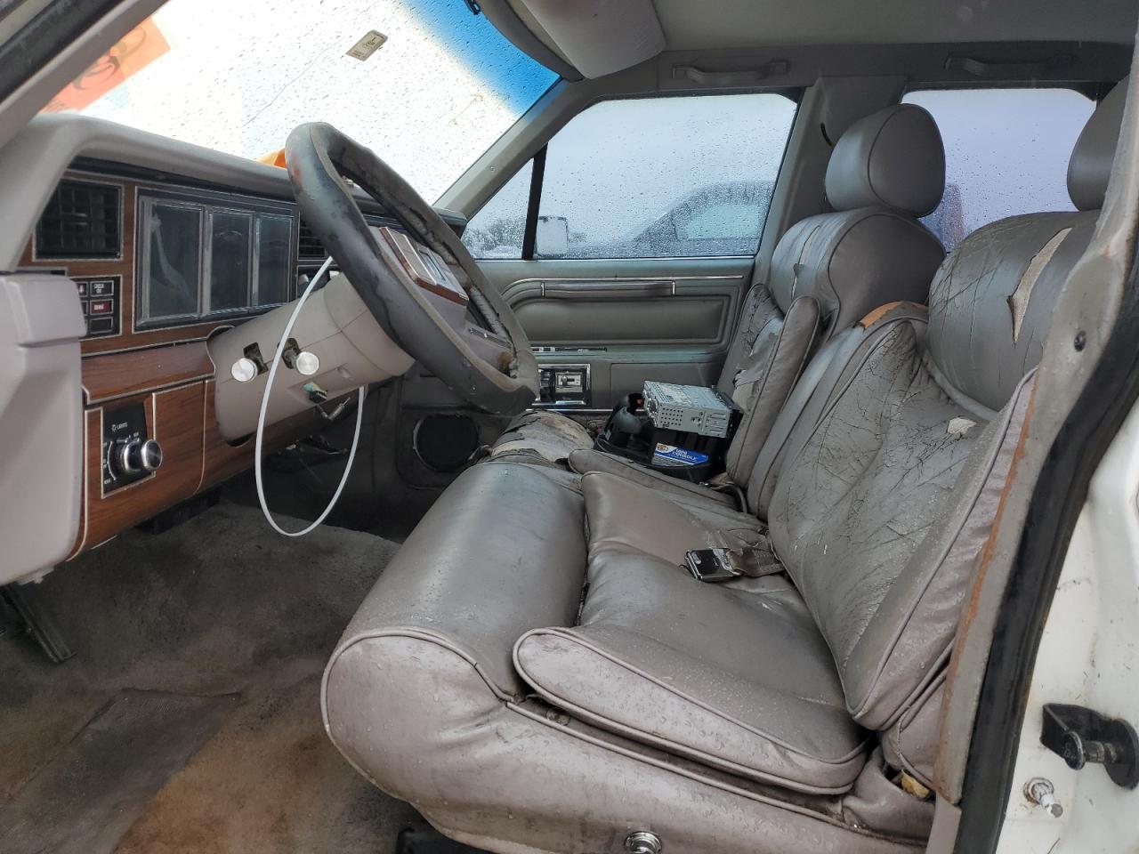 1988 Lincoln Town Car VIN 1LNBM82F9JY847093 Copart auction photo, minor dent/scratches / normal wear damage thumbnail 7