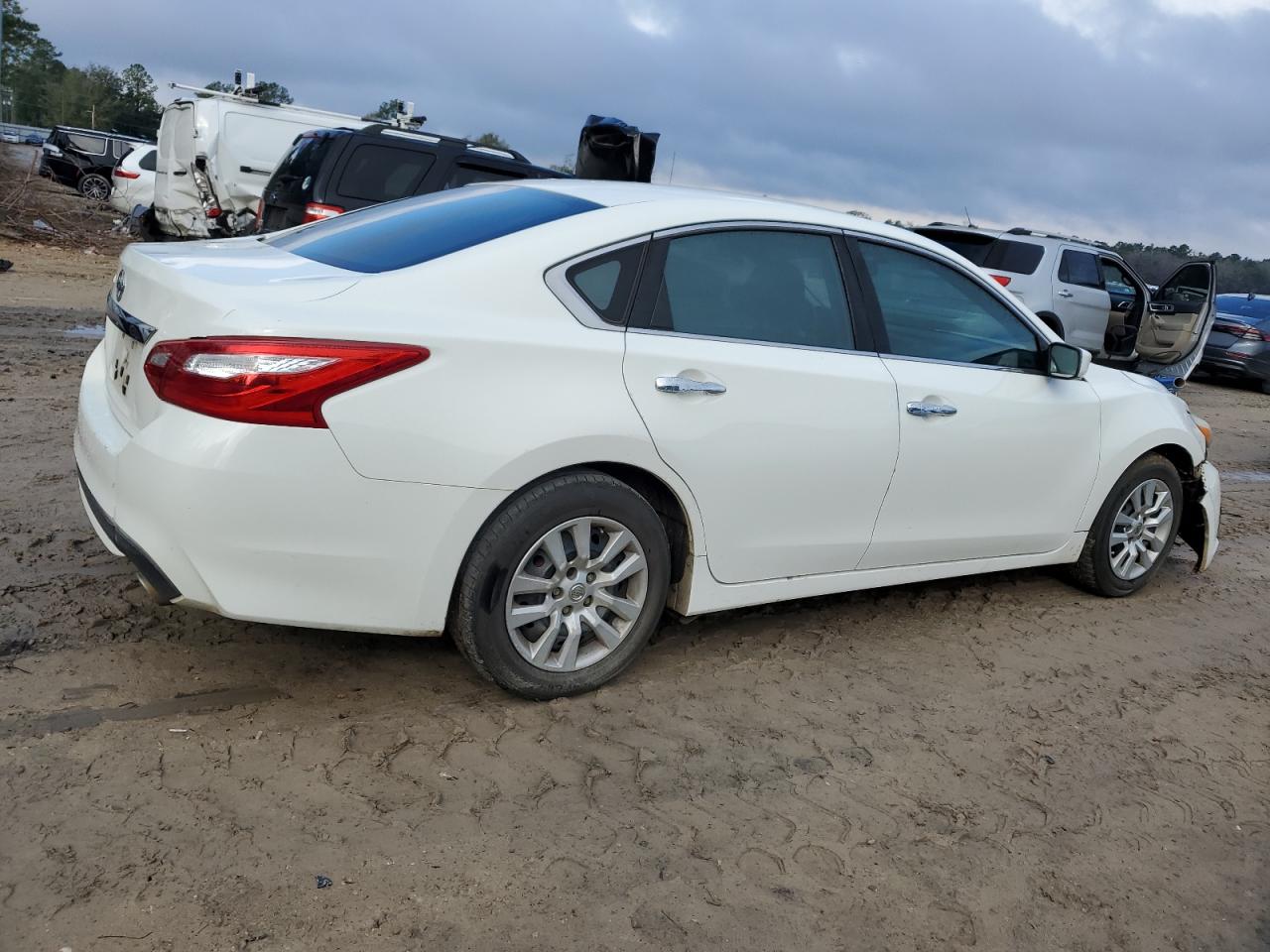 2017 Nissan Altima VIN 1N4AL3APXHN346960 Copart auction photo, front end / side damage thumbnail 3