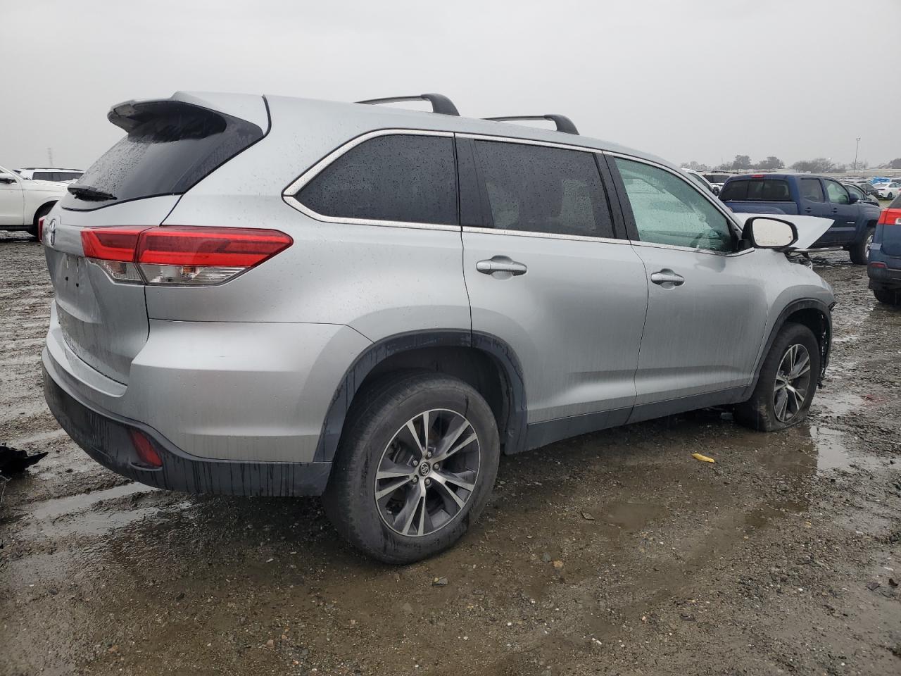 2019 Toyota Highlander VIN 5TDZZRFH5KS337732 Copart auction photo, front end damage thumbnail 3