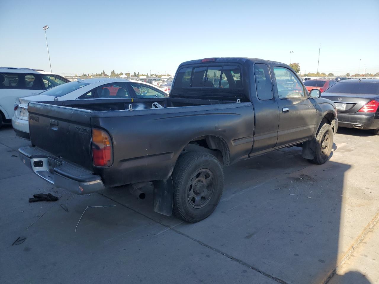 1999 Toyota Tacoma VIN 4TASM92NXXZ405570 Copart auction photo, vandalism damage thumbnail 3