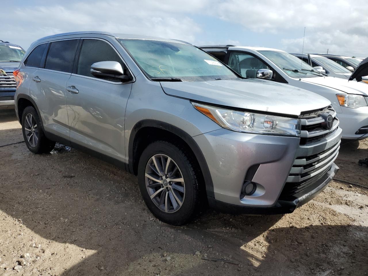 2019 Toyota Highlander VIN 5TDKZRFH3KS565598 Copart auction photo, water/flood damage thumbnail 4
