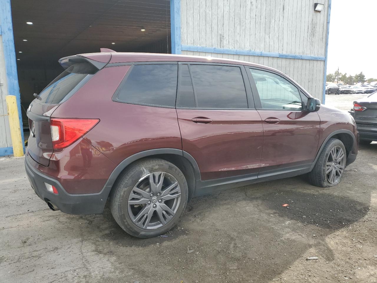 2021 Honda Passport VIN 5FNYF7H52MB005850 Copart auction photo, front end damage thumbnail 3