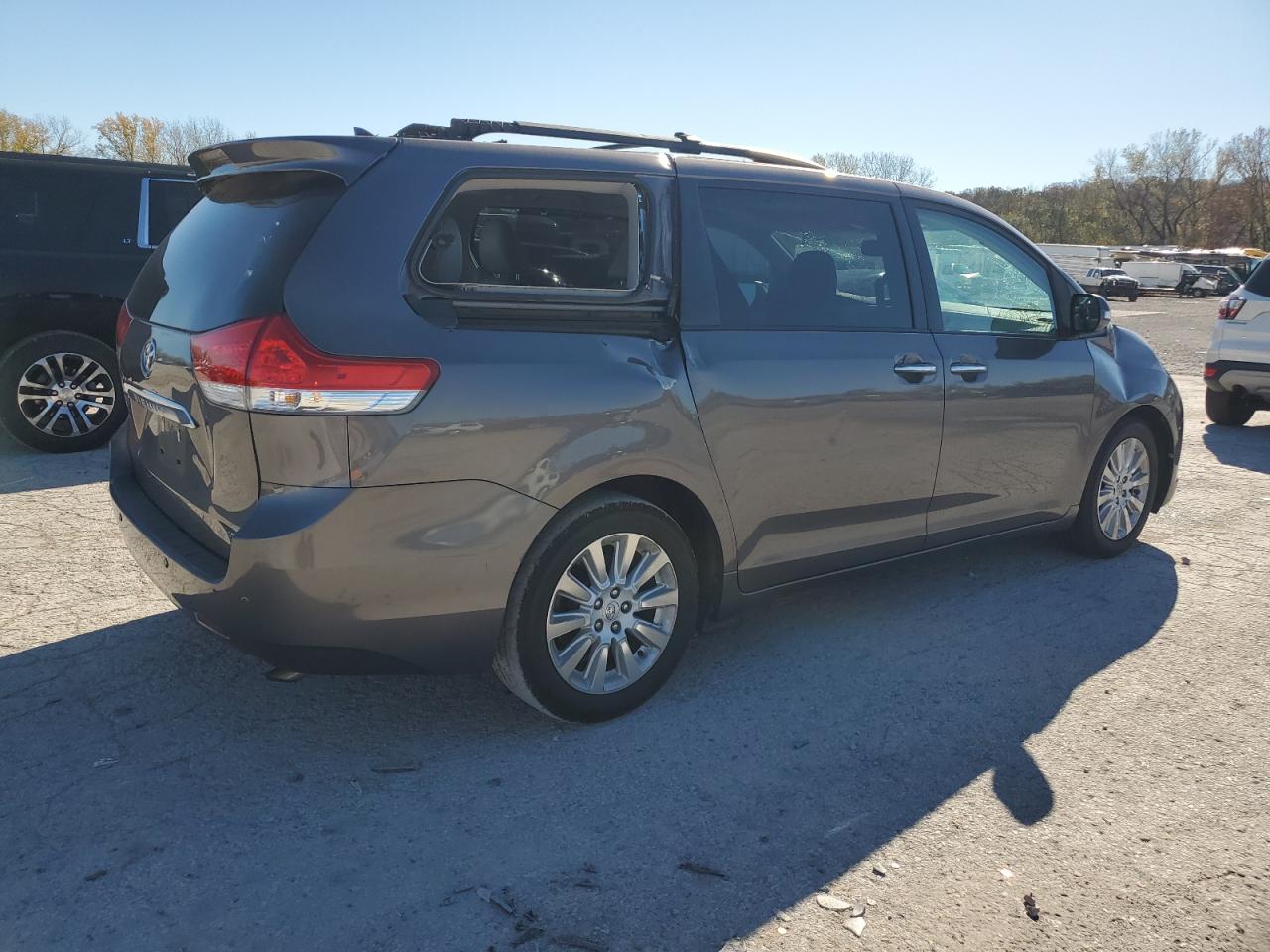 2013 Toyota Sienna VIN 5TDYK3DCXDS404784 Copart auction photo, all over / minor dent/scratches damage thumbnail 3