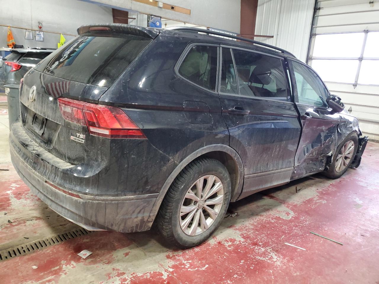 2018 Volkswagen Tiguan VIN 3VV0B7AX7JM158351 Copart auction photo, side / front end damage thumbnail 3