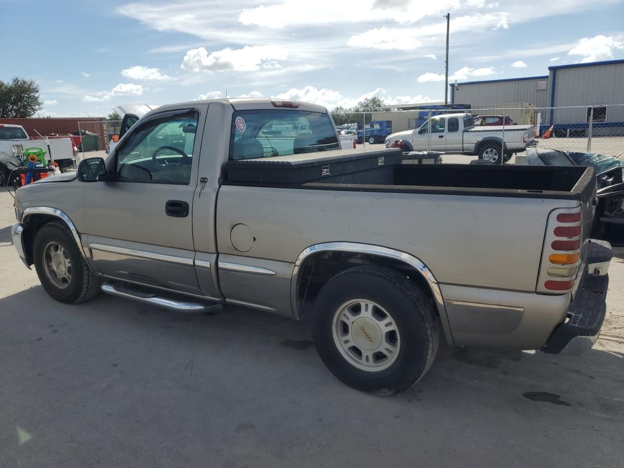 1999 GMC Sierra VIN 1GTEC14V8XZ527685 Copart auction photo, minor dent/scratches damage thumbnail 2
