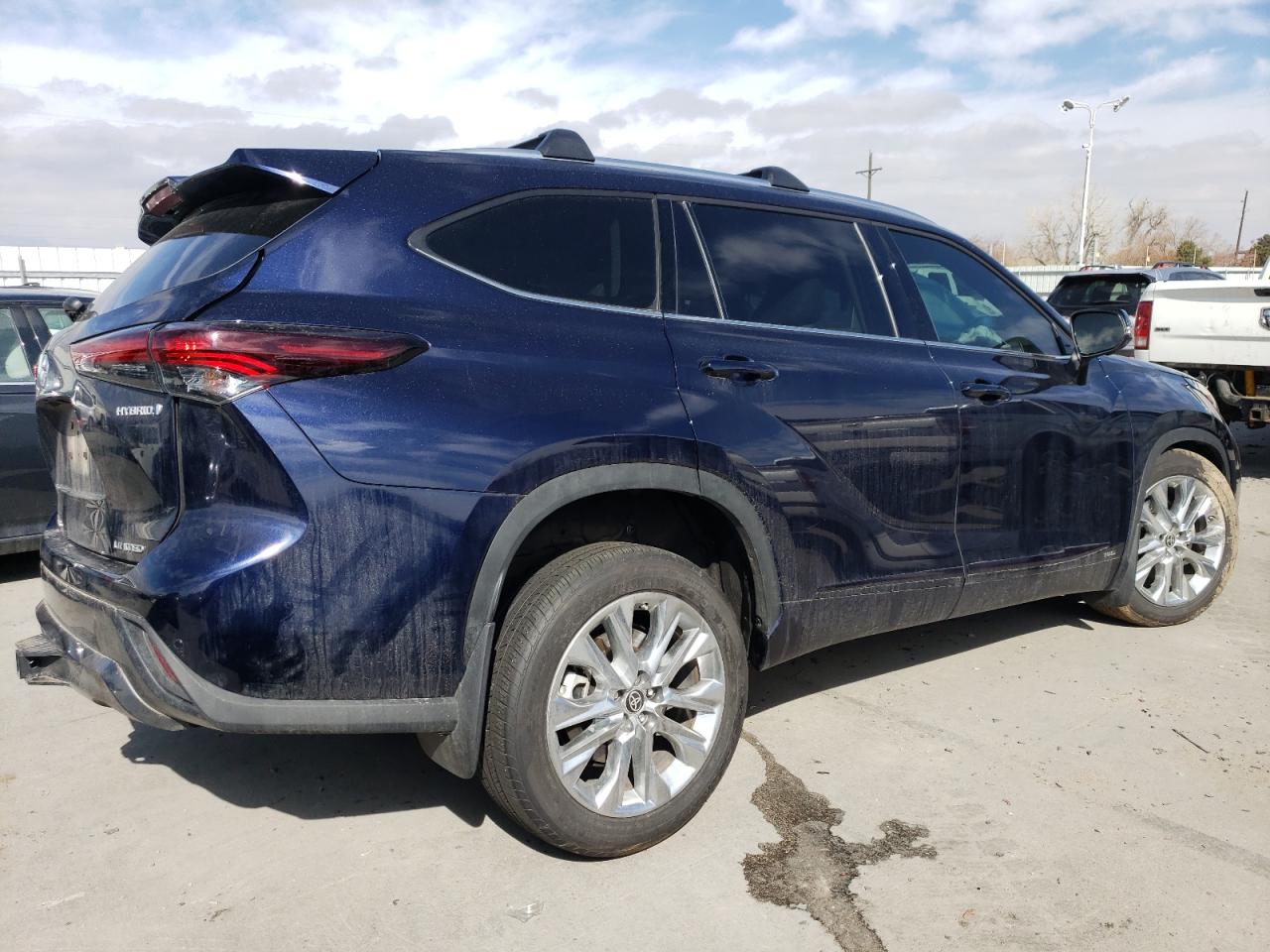 2024 Toyota Highlander VIN 5TDXBRCH2RS604402 Copart auction photo, front end / side damage thumbnail 3