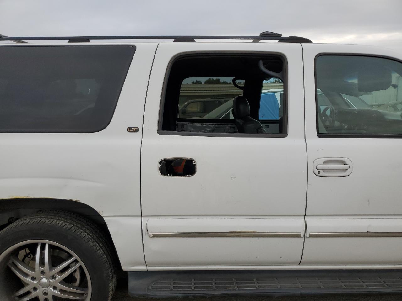 2002 Chevrolet Suburban VIN 3GNFK16T12G337293 Copart auction photo, vandalism / stripped damage thumbnail 10