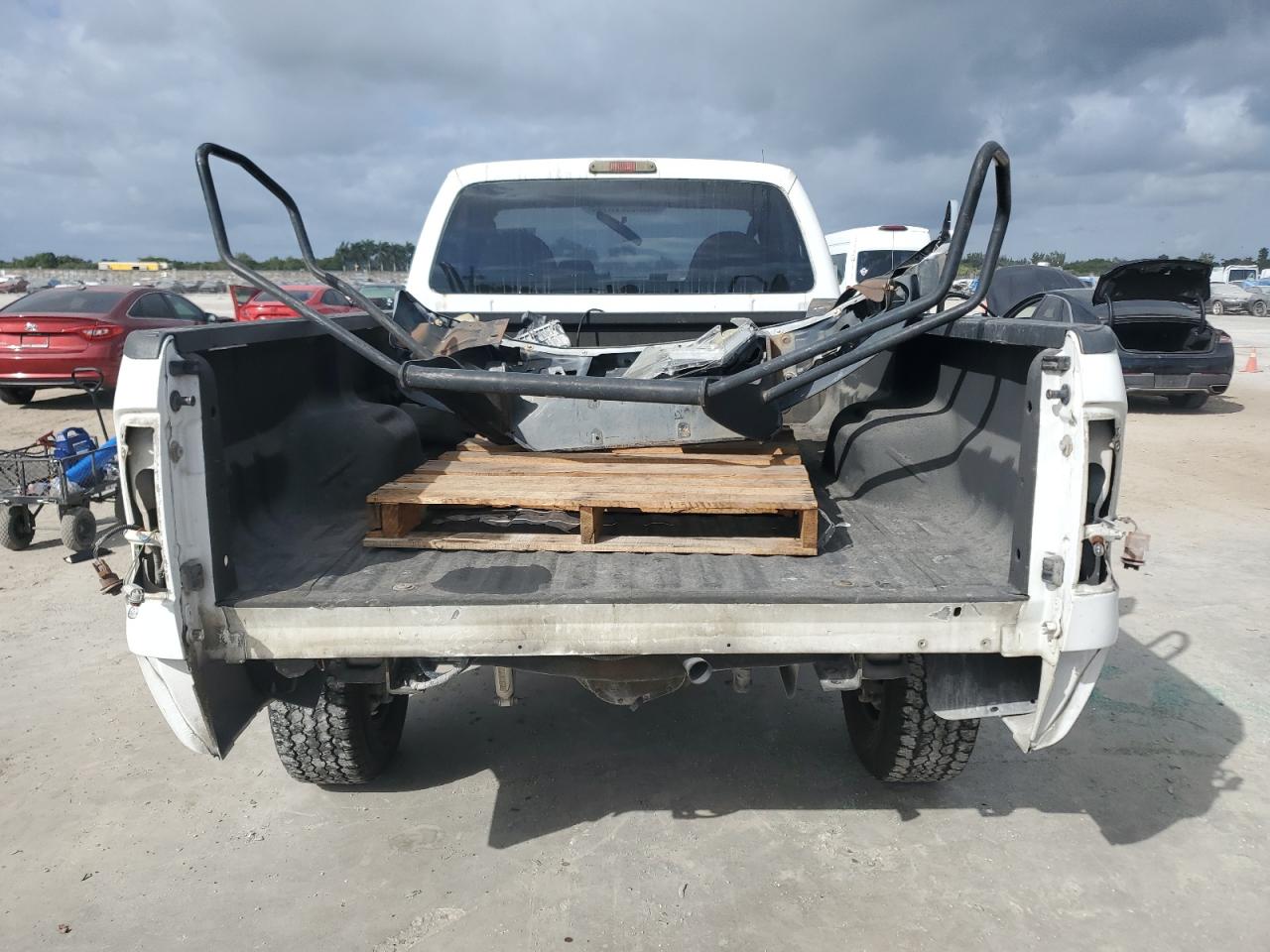2009 Ford F250 VIN 1FTNF21509EA40914 Copart auction photo, front end / stripped damage thumbnail 6