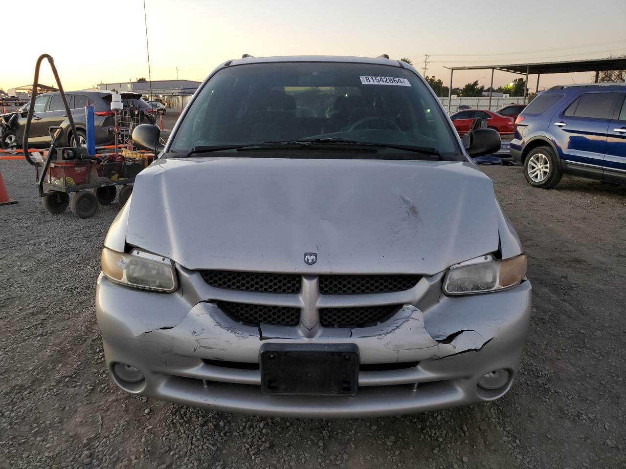 2000 Dodge Caravan VIN 2B4GP44R4YR678811 Copart auction photo, front end / minor dent/scratches damage thumbnail 5