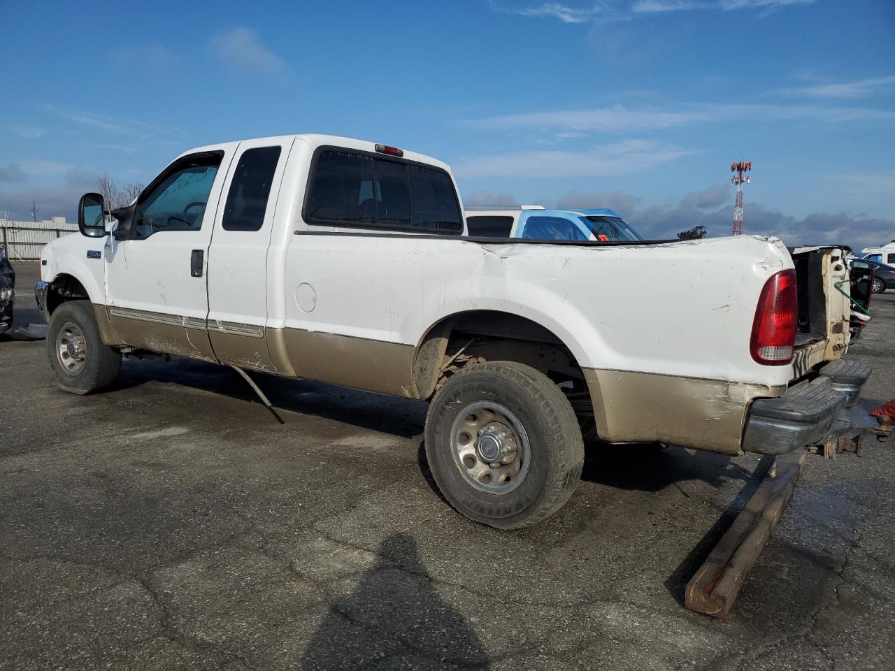 2000 Ford F250 VIN 1FTNX21S1YEB62621 Copart auction photo, vandalism / all over damage thumbnail 2