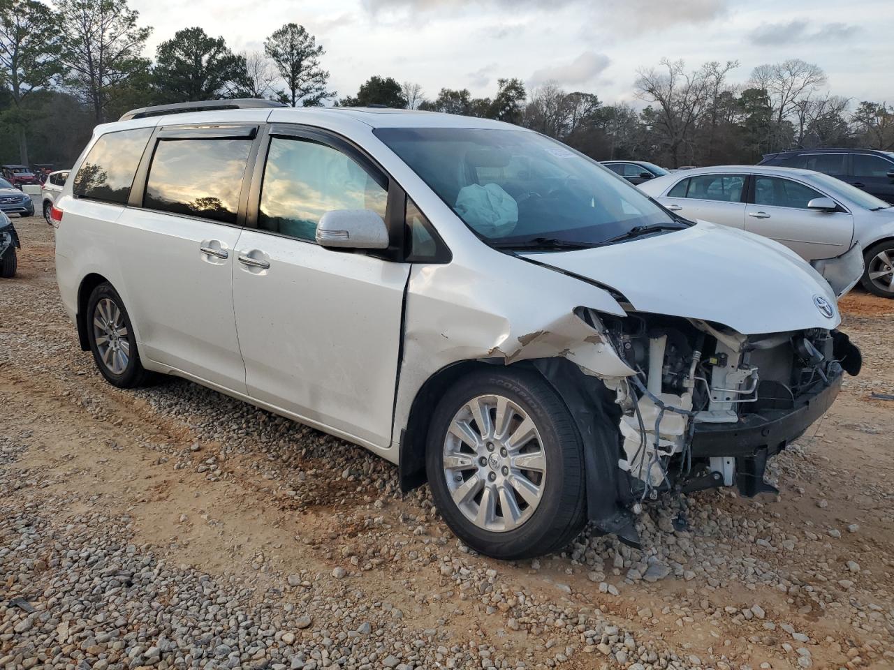 2013 Toyota Sienna VIN 5TDYK3DCXDS395116 Copart auction photo, front end / side damage thumbnail 4