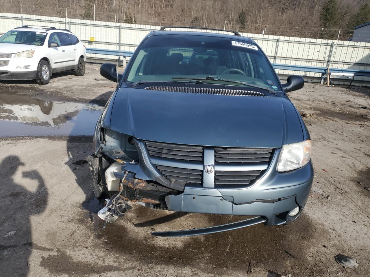 2007 Dodge Caravan VIN 2D4GP44L47R113233 Copart auction photo, front end damage thumbnail 5
