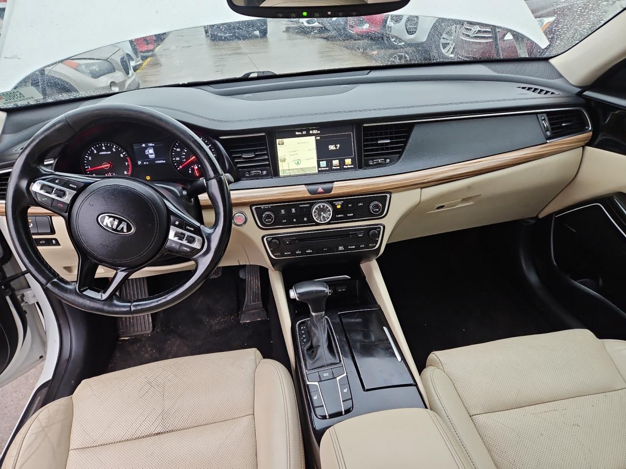 2017 KIA Cadenza VIN KNALC4J17H5049226 Copart auction photo, normal wear / minor dent/scratches damage thumbnail 9