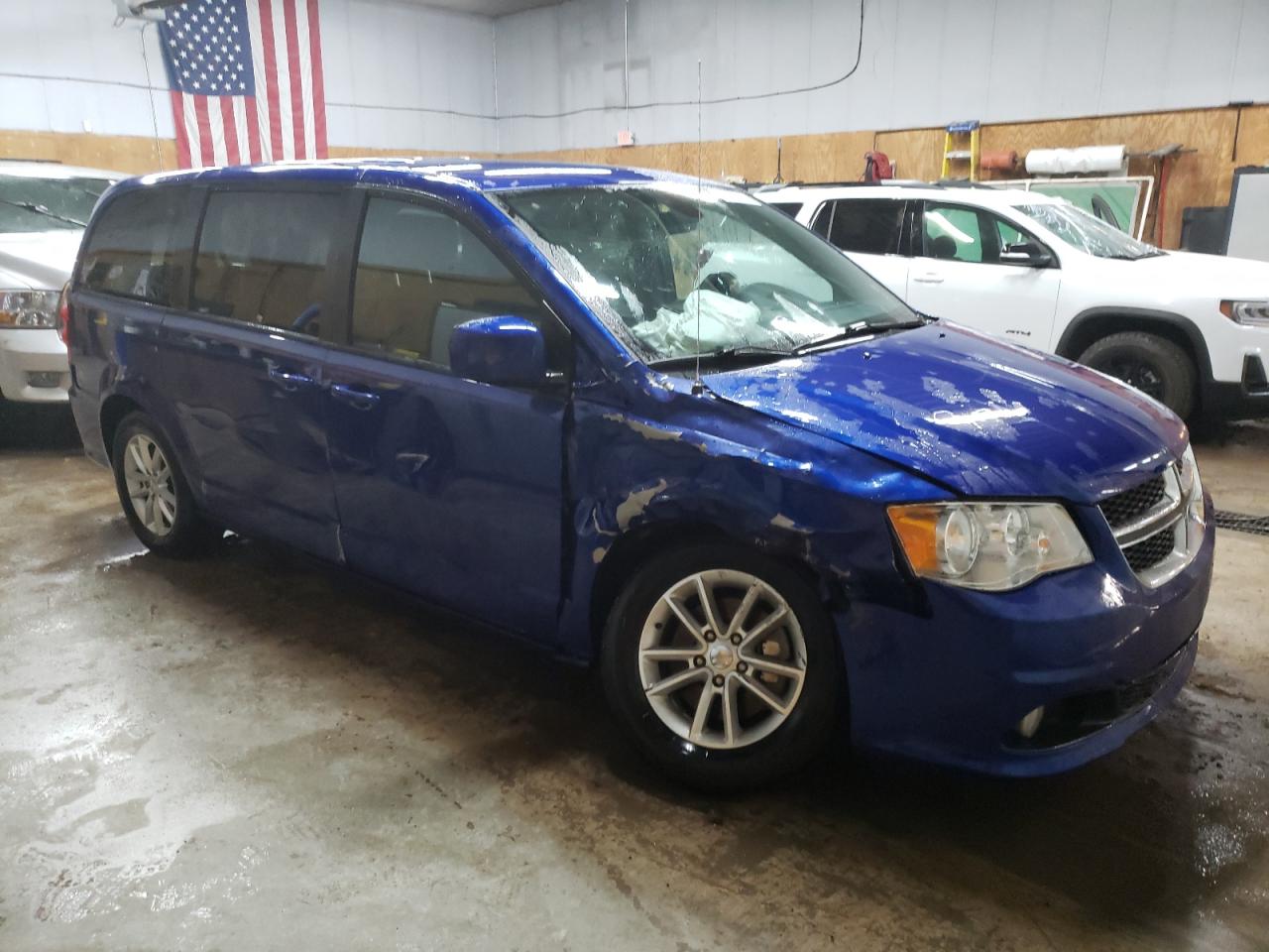 2020 Dodge Caravan VIN 2C4RDGBG8LR240230 Copart auction photo, side / undercarriage damage thumbnail 4
