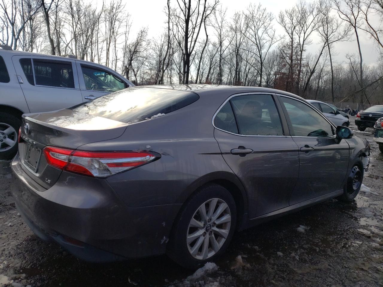 2018 Toyota Camry VIN 4T1B11HK1JU569429 Copart auction photo, front end / minor dent/scratches damage thumbnail 3