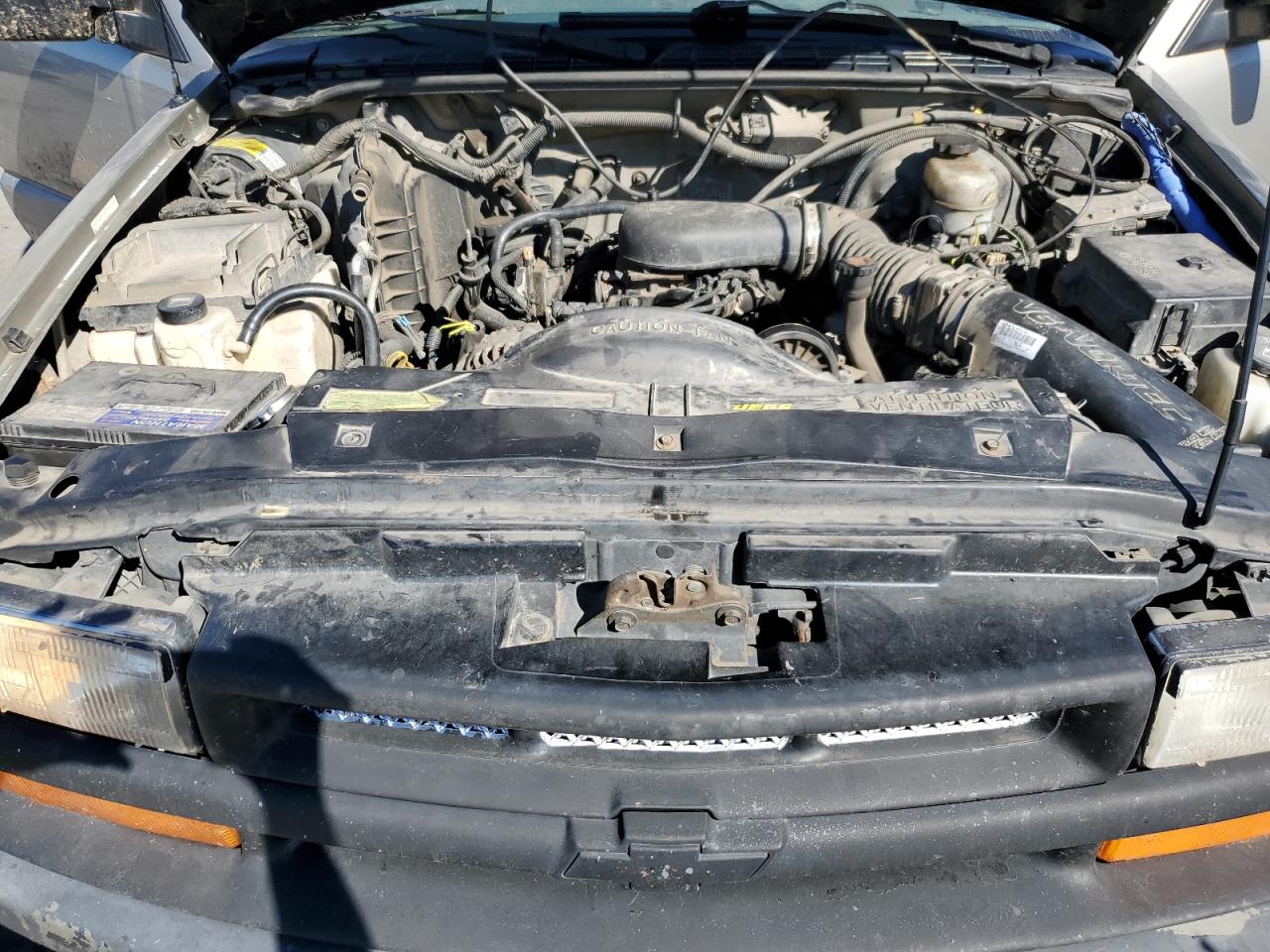 2002 Chevrolet S-10 Pickup VIN 1GCDT19W228136236 Copart auction photo, all over damage thumbnail 11