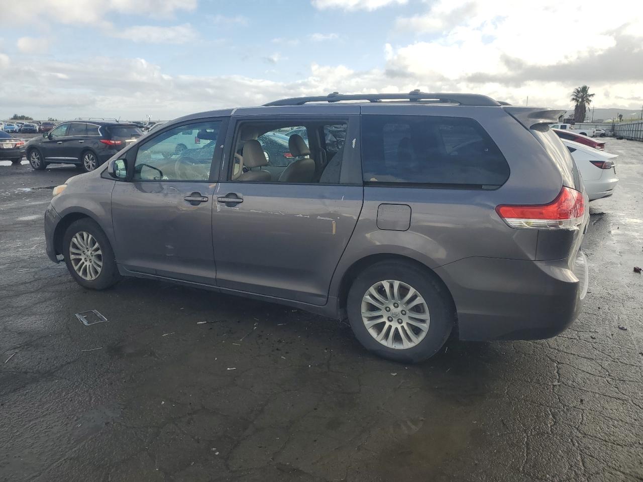 2011 Toyota Sienna VIN 5TDYK3DC2BS020334 Copart auction photo, side damage thumbnail 2