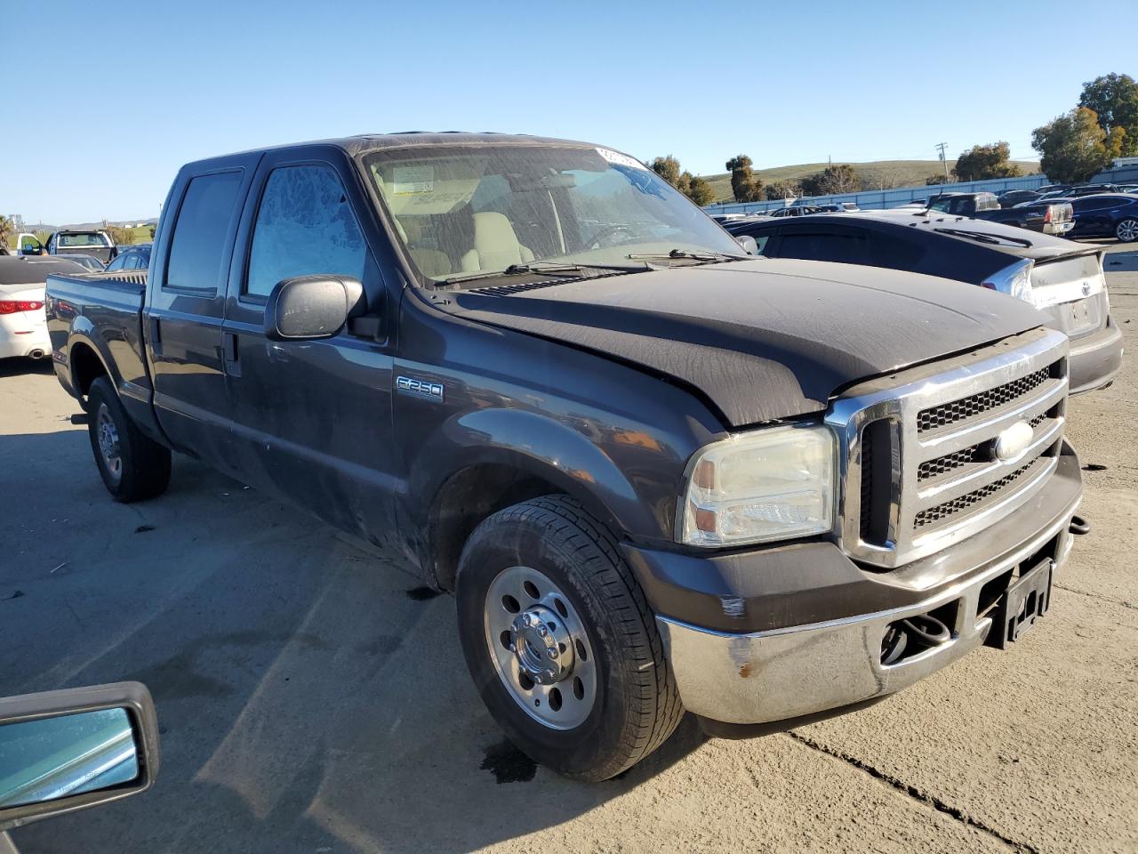 2005 Ford F250 VIN 1FTSW20525EA80684 Copart auction photo, vandalism damage thumbnail 4
