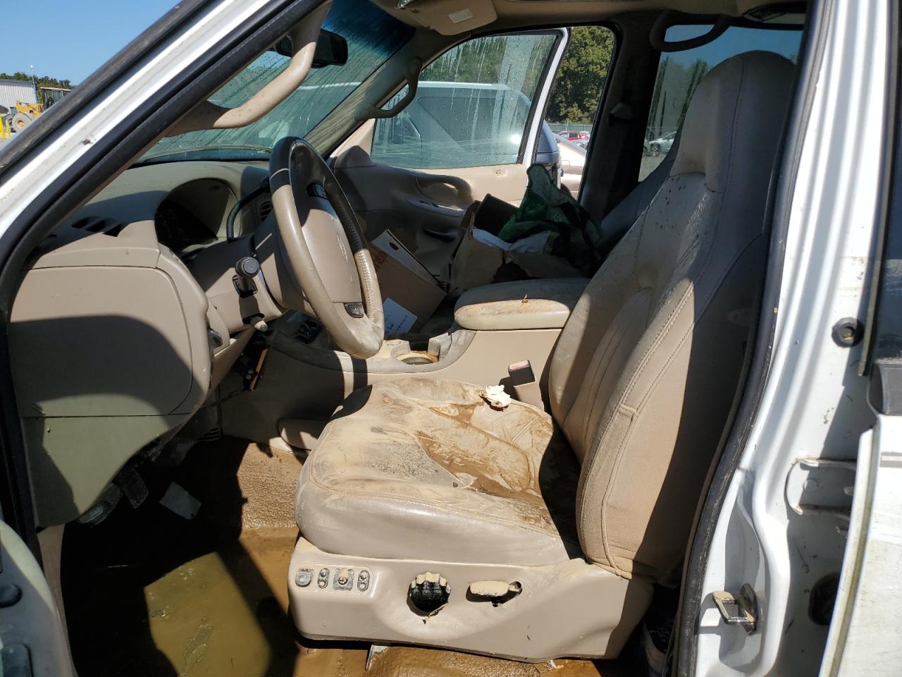2002 Ford Expedition VIN 1FMFU18L22LA10903 Copart auction photo, water/flood / minor dent/scratches damage thumbnail 7