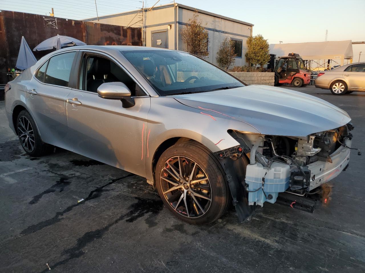 2021 Toyota Camry VIN 4T1G11AKXMU597797 Copart auction photo, front end / side damage thumbnail 4