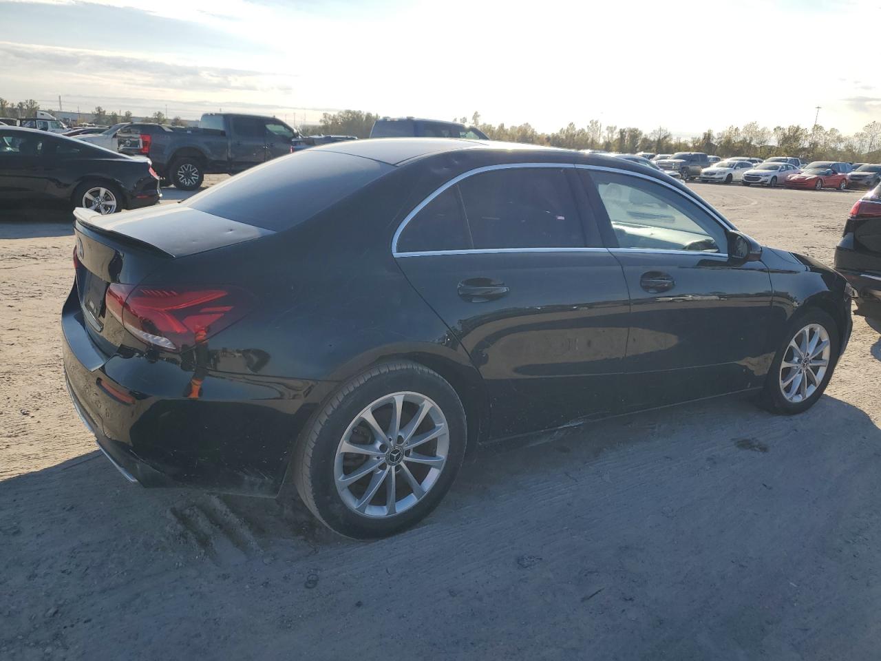 2019 Mercedes-Benz A-klasse VIN WDD3G4EB7KW025686 Copart auction photo, vandalism / minor dent/scratches damage thumbnail 3