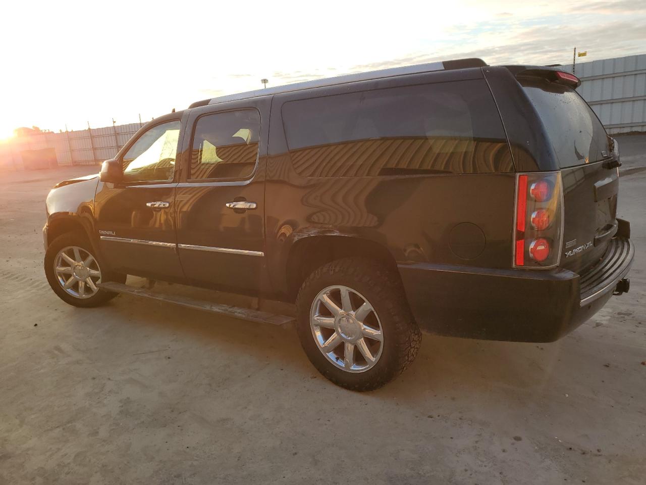 2011 GMC Yukon VIN 1GKS2MEFXBR165905 Copart auction photo, front end damage thumbnail 2