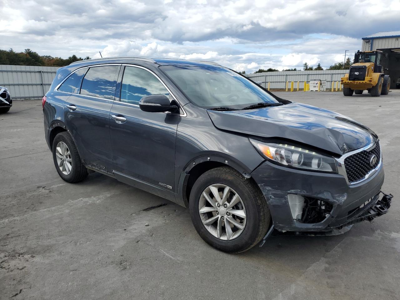 2017 KIA Sorento VIN 5XYPGDA5XHG224393 Copart auction photo, front end damage thumbnail 4