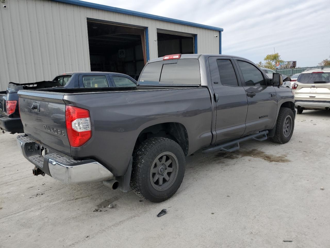 2017 Toyota Tundra VIN 5TFUW5F12HX584997 Copart auction photo, front end damage thumbnail 3