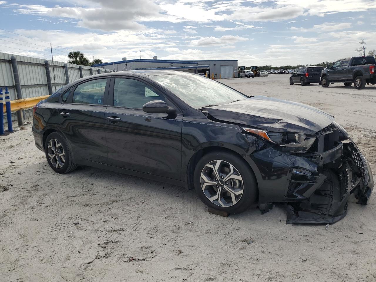 2021 KIA Forte VIN 3KPF24AD6ME341073 Copart auction photo, front end / side damage thumbnail 4