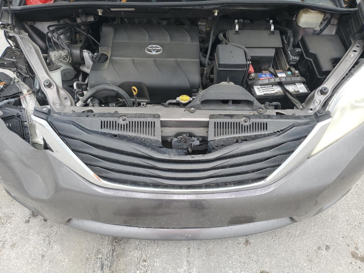 2011 Toyota Sienna VIN 5TDKK3DCXBS114466 Copart auction photo, front end / minor dent/scratches damage thumbnail 12